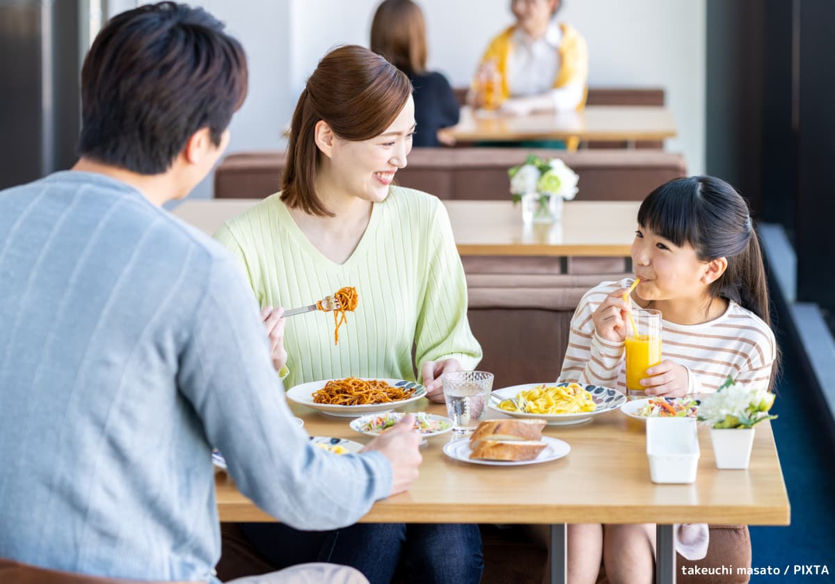 レストランで外食する親子