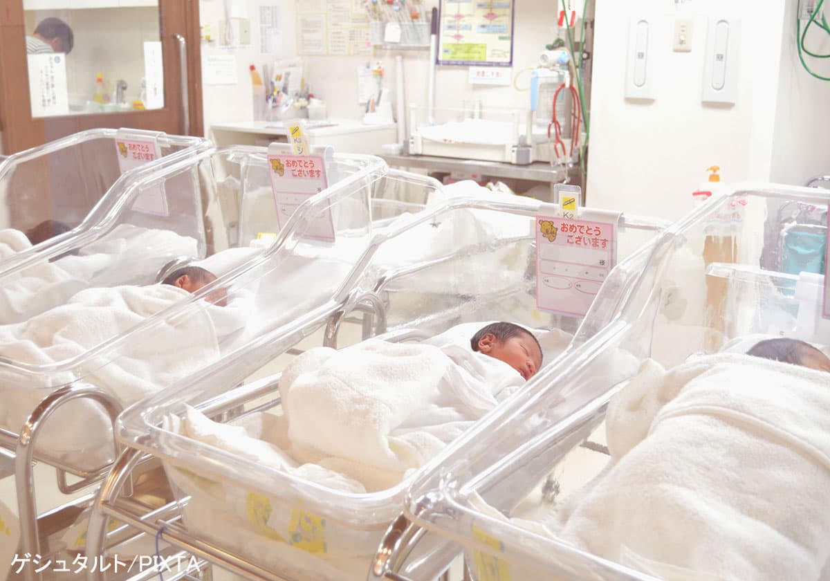 新生児の赤ちゃんと病院