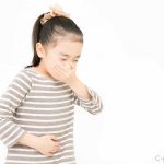 腹痛と吐き気に苦しむ子ども
