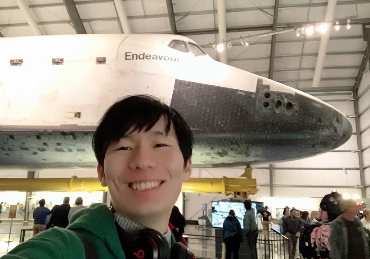 LAのカリスさん。多くの日本人宇宙飛行士が乗ったエンデバー号とともに