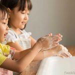 手洗いをする子ども