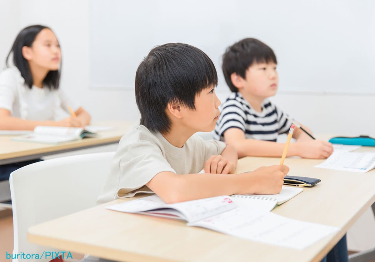 塾の授業を受ける小学生の子