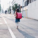 ランドセルを背負い投稿する小学生の子