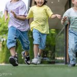 走る子どもたち