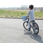 自転車に乗る年長の男の子