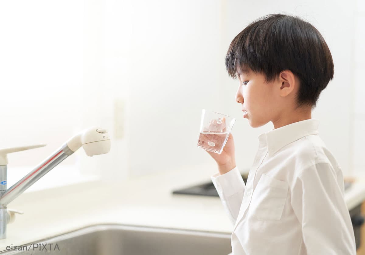 水を飲む男の子