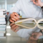 図書館で勉強する大学生のイメージ