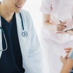 病院で医師の診察を受ける子ども