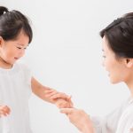子どもに薬を塗るイメージ