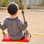 ブランコに乗る子ども
