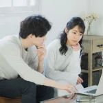 パソコンを見る人