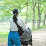 ベビーカーを押す母親