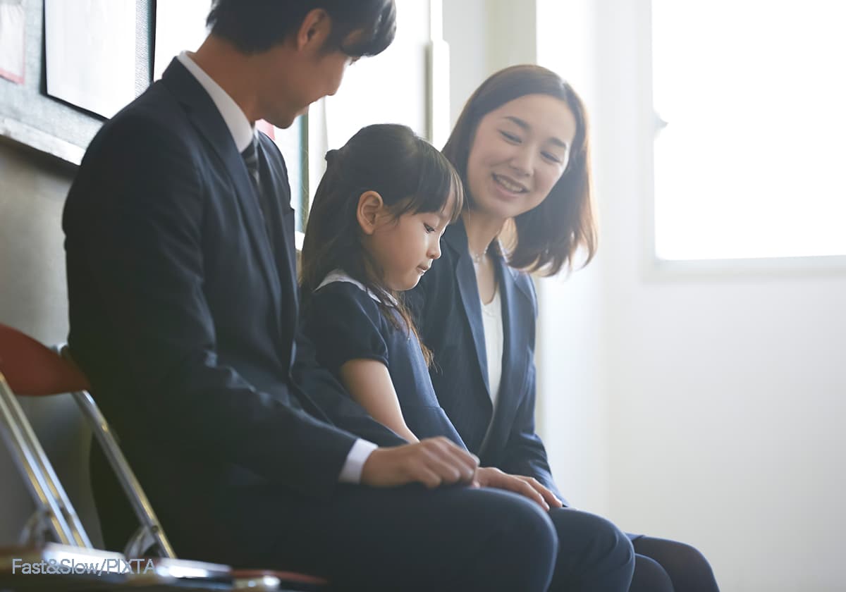 受験の面接面談を受ける親子