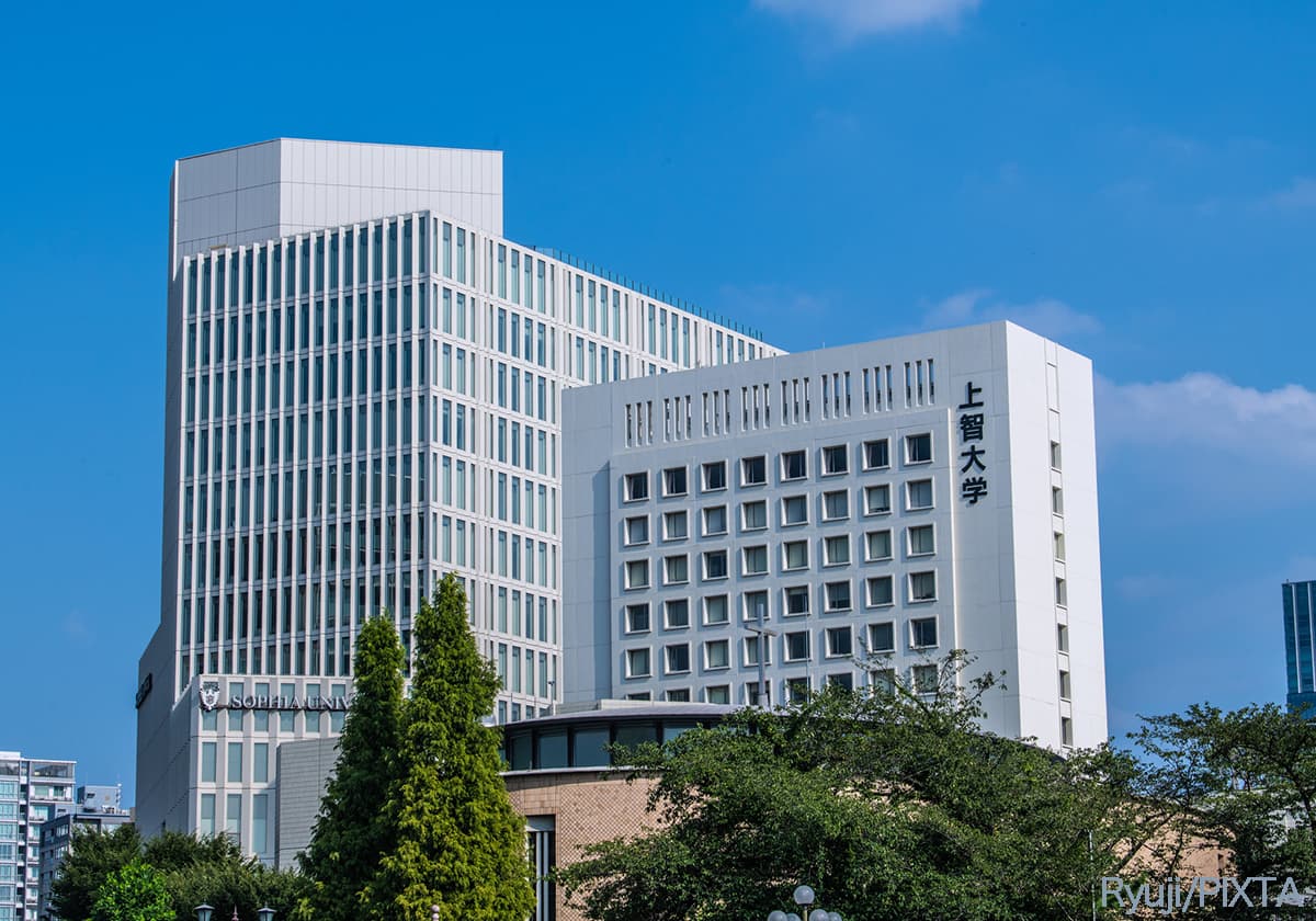 四谷駅前の上智大学