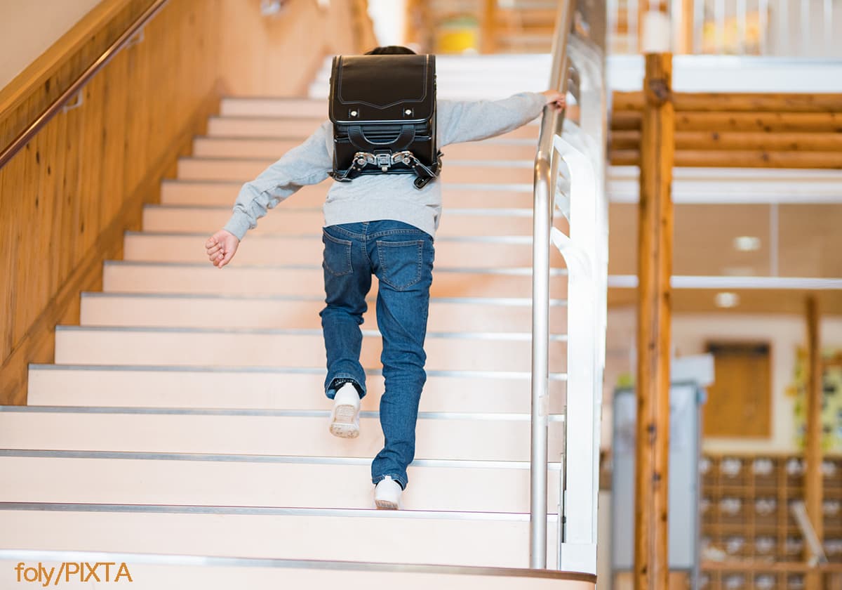 階段を上がる小学生の男の子