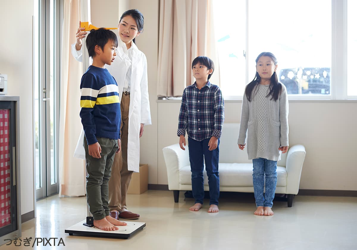 身長を測る男の子、身体測定のイメージ