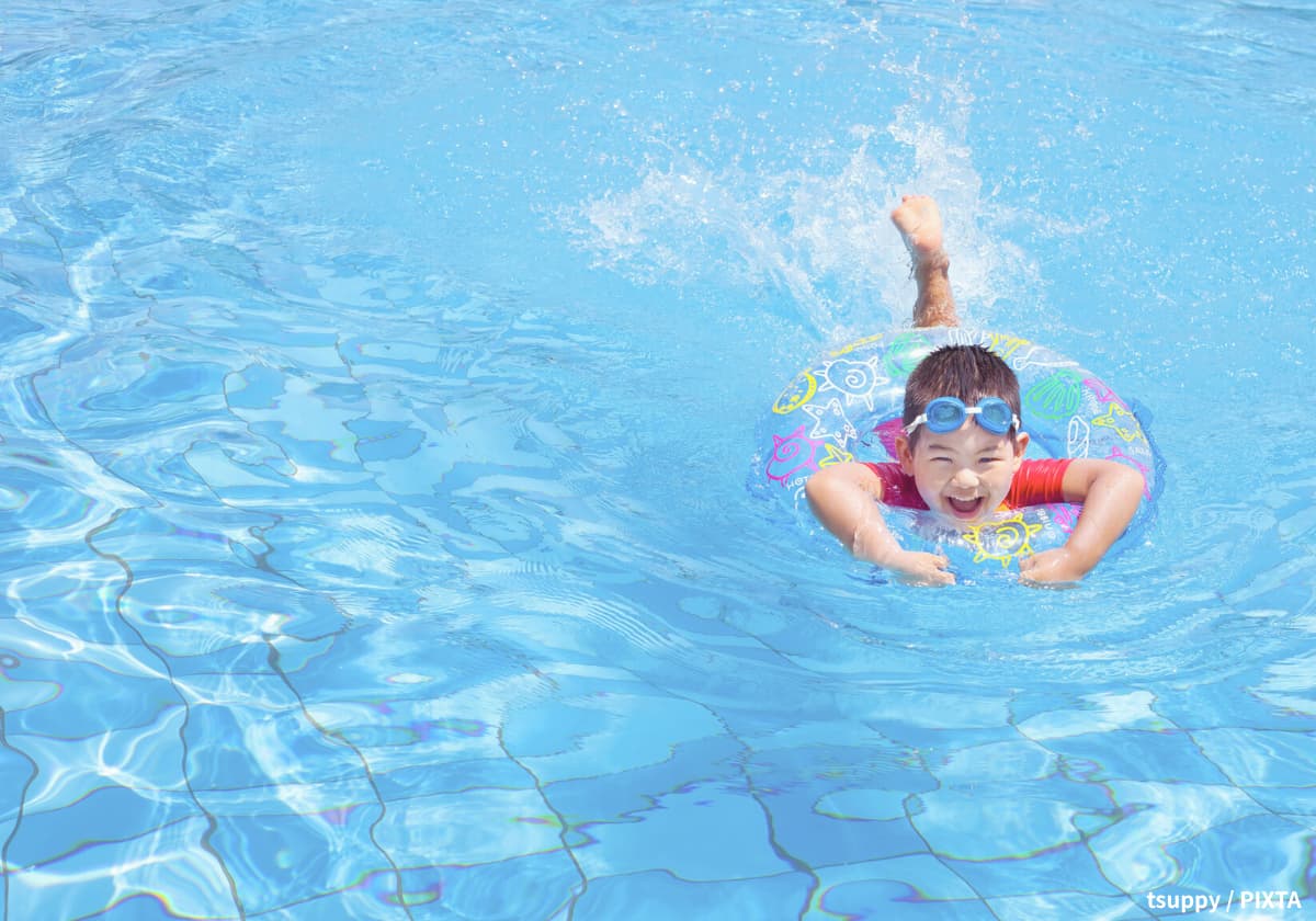 プールで泳ぐ男の子