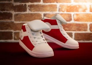 名探偵コナンの「あの靴」を瞬足が完全再現　カチカチ鳴るダイヤルのギミックも