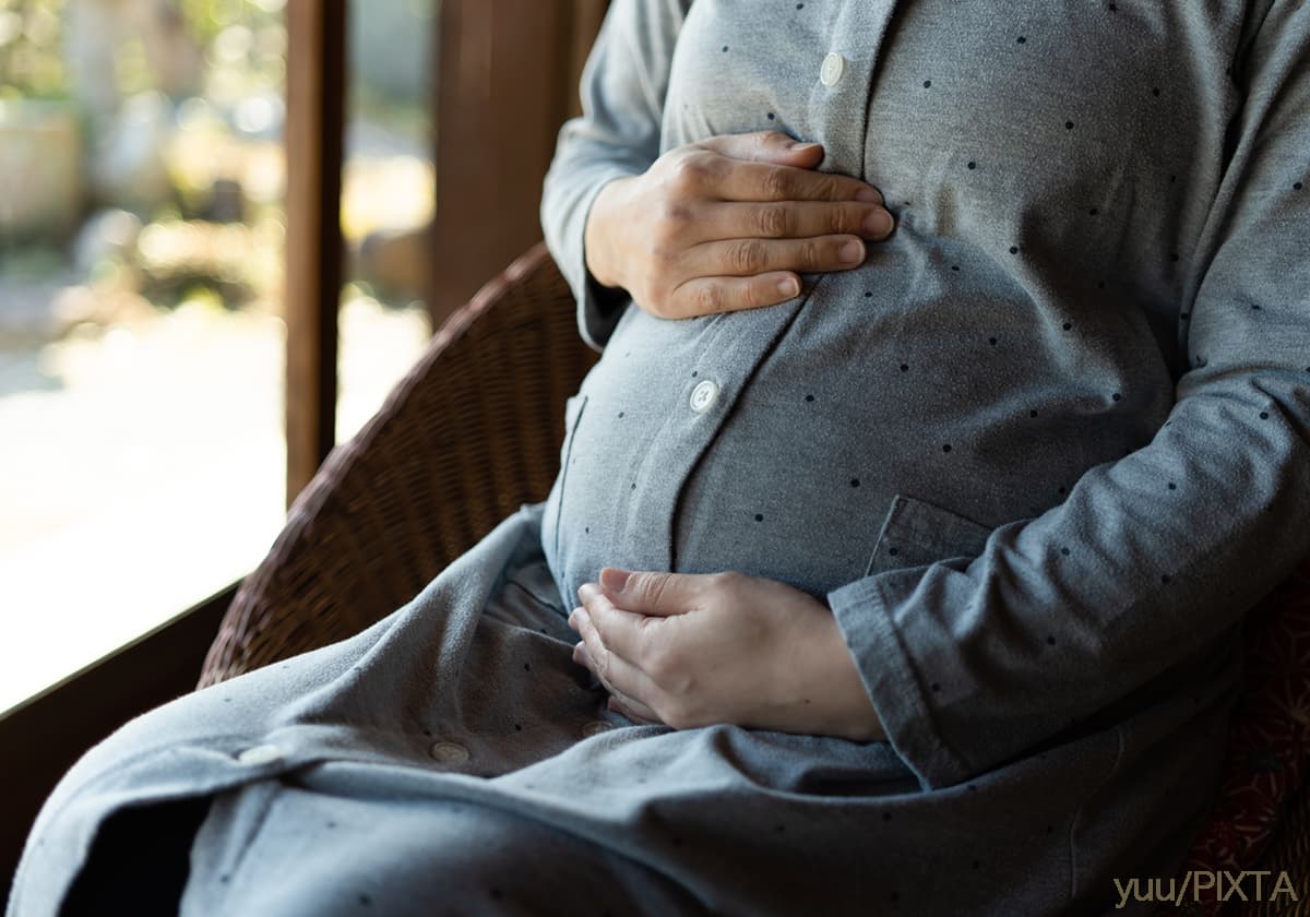 出産を控える妊娠中の妊婦のイメージ