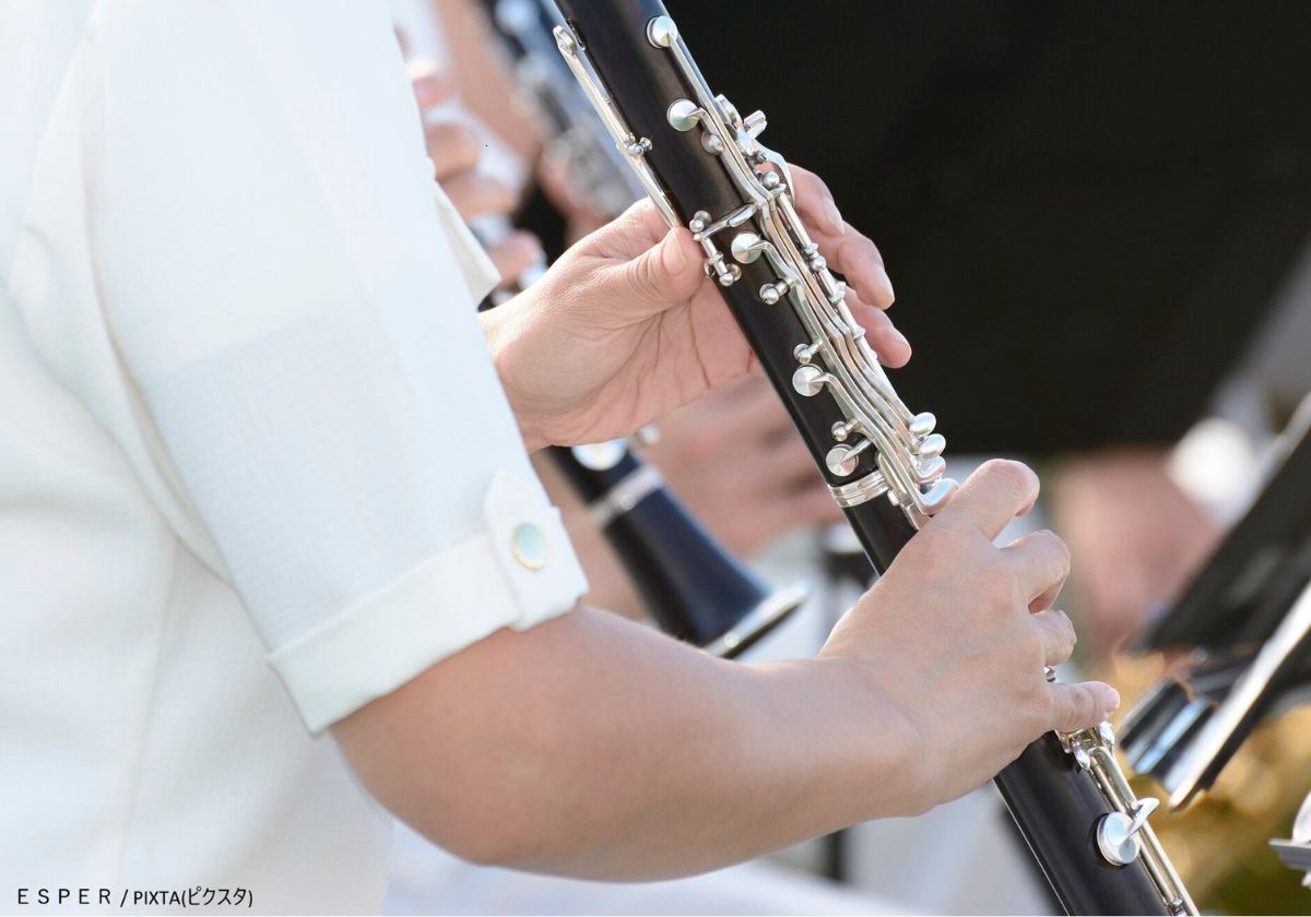 クラリネットを演奏する中学生・高校生