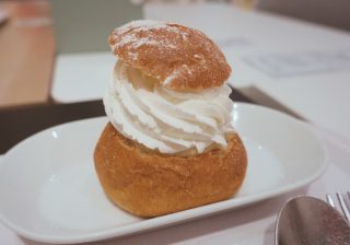 シュークリームじゃない！　期間限定のスウェーデン菓子「セムラ」をイケアで食べてみた