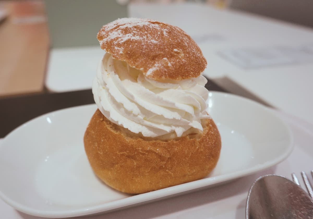 シュークリームじゃない！　期間限定のスウェーデン菓子「セムラ」をイケアで食べてみた