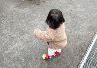 抗がん剤治療当日、1歳娘がコロナ感染で登園不可… 「みんなやってる」に感じた違和感（43歳の新米ママ「子育て修行中」第21話）