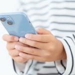 スマホを持つ手