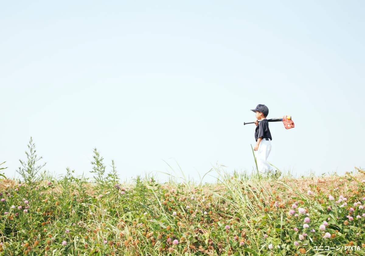 野球のユニフォームを着た低学年の男の子