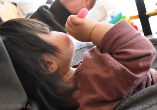 20分絶叫に限界…1歳娘のイヤイヤ期、物で釣る私は失格？43歳ママの葛藤（43歳の新米ママ「子育て修行中」第22話）