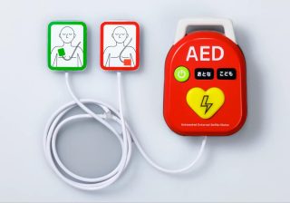 お医者さんごっこにAEDは必要？　光ってしゃべるおもちゃのAED「トイこころ」が生まれた理由