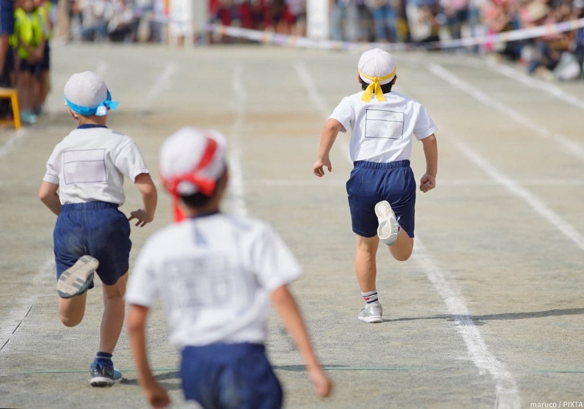 運動会で走る小学生